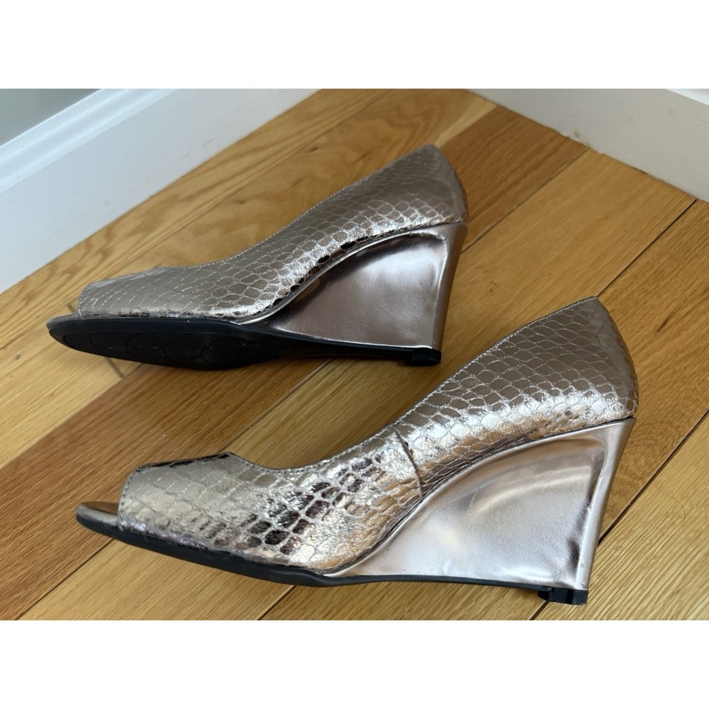 BANDOLINO Peep Toe Wedge Pumps Women's Size 8M Silver Reptile Scale Print 3" - Picture 5 of 10